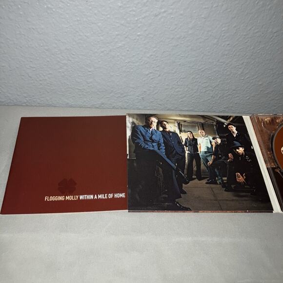 Cd Used Flogging Molly Within a Mile of Home 2004 Gatefold Ecopak Album Booklet - Picture 4 of 5